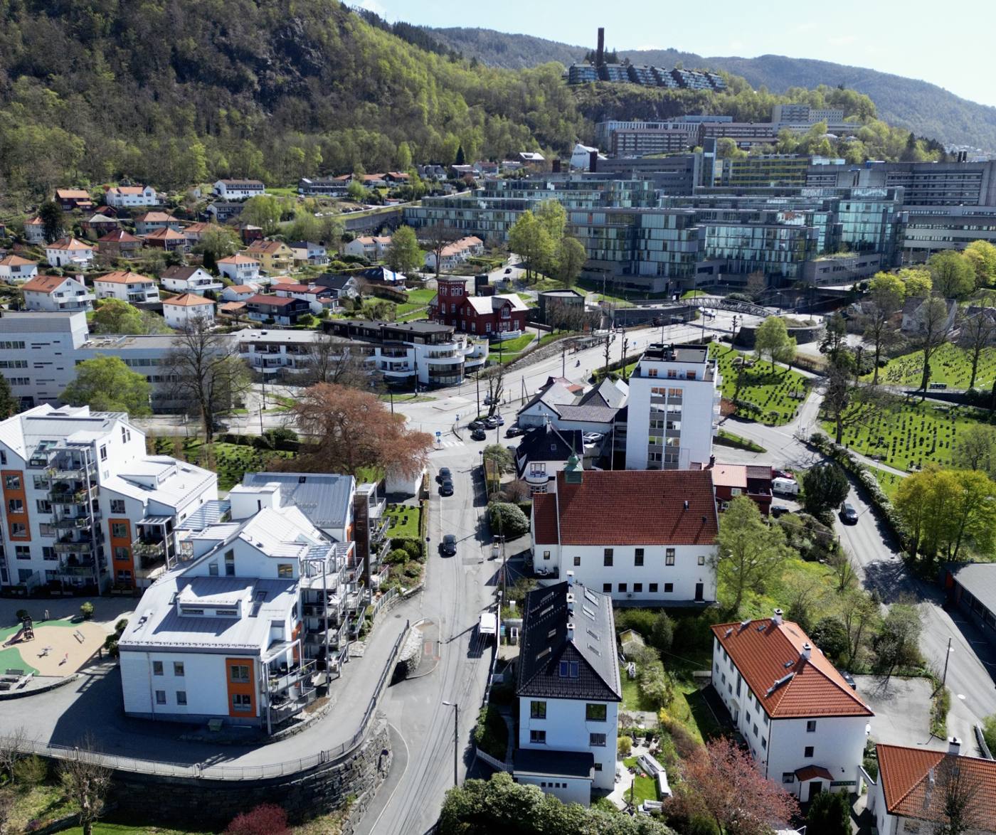 Oversiktsbilde over Haukeland-området med sykehus og Alrek Helseklynge